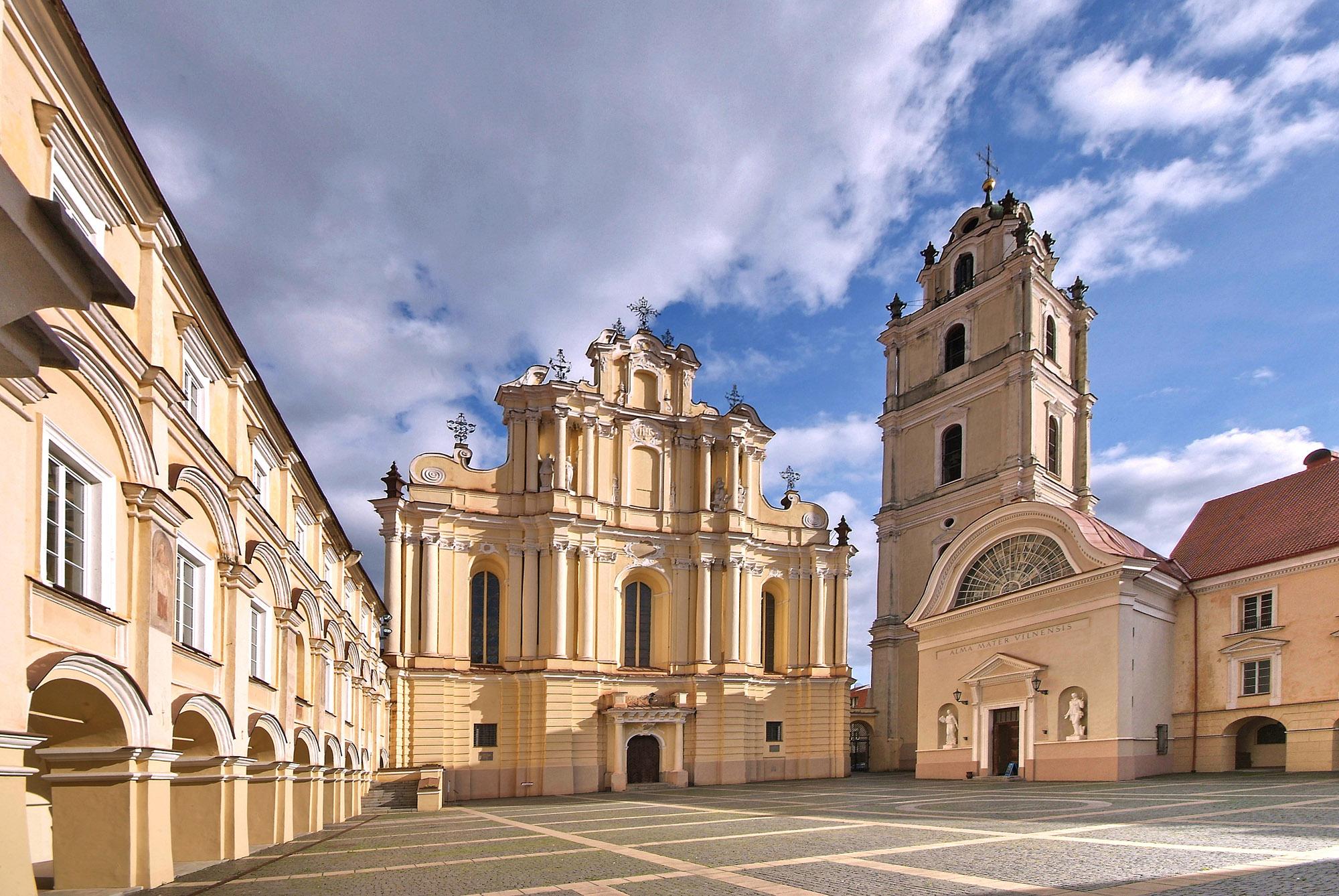 L'église St Jean a été reconstruite en 1738-1749 dans le style baroque tardif. Le clocher offre une vue panoramique sur Vilnius, qui nécessite de gravir 193 marches en bois authentiques ou de prendre un ascenseur. - © www.muziejus.vu.lt