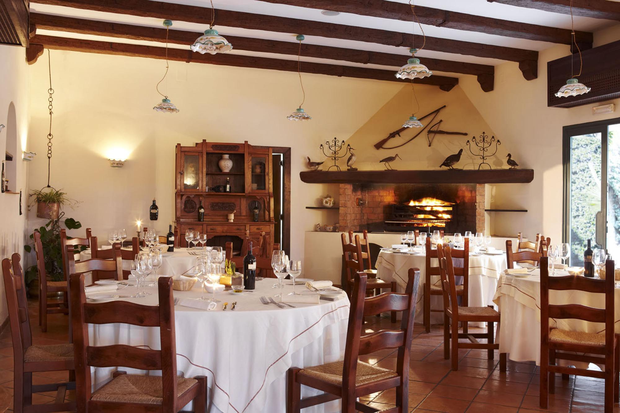 Inside the Villa Matilde Restaurant. – © Anna Ciotola