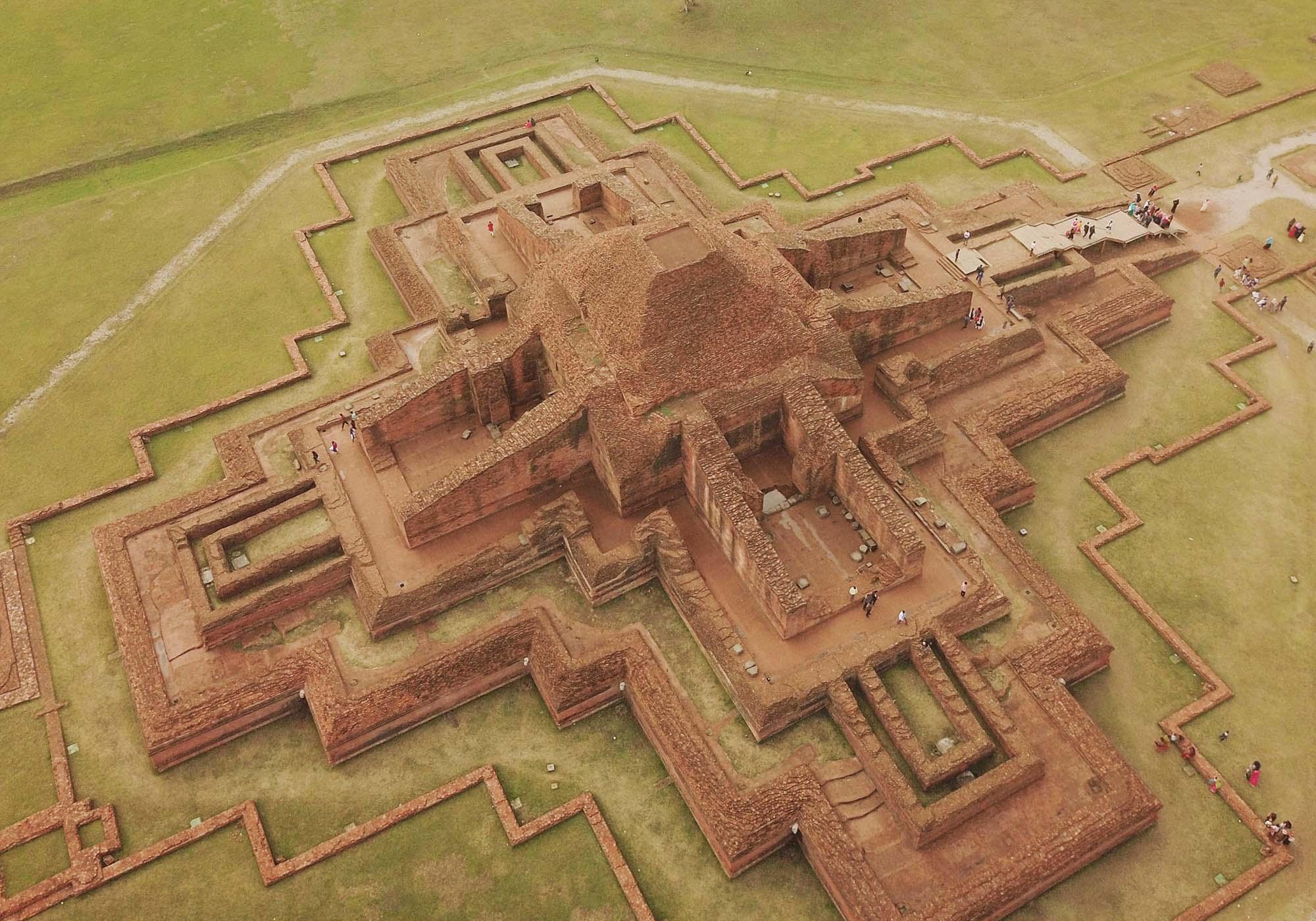 The main temple of Paharpur was among the first temples with a cruciform (cross-shaped) design. – © Peter Prix