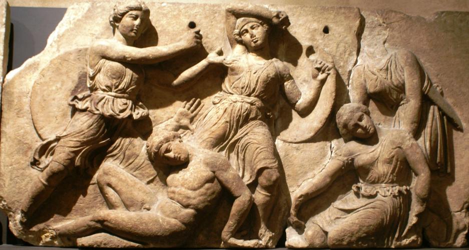 L'une des 23 dalles de la frise, qui représente la bataille entre les grecs et les amazones. – © Hellenic Ministry of Culture and Sports / Ephorate of Antiquities of Ilia