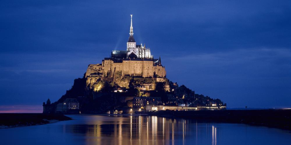 The Mont-Saint-Michel can be discovered by day or by night. – © Philippe Berthé / Centre des monuments nationaux