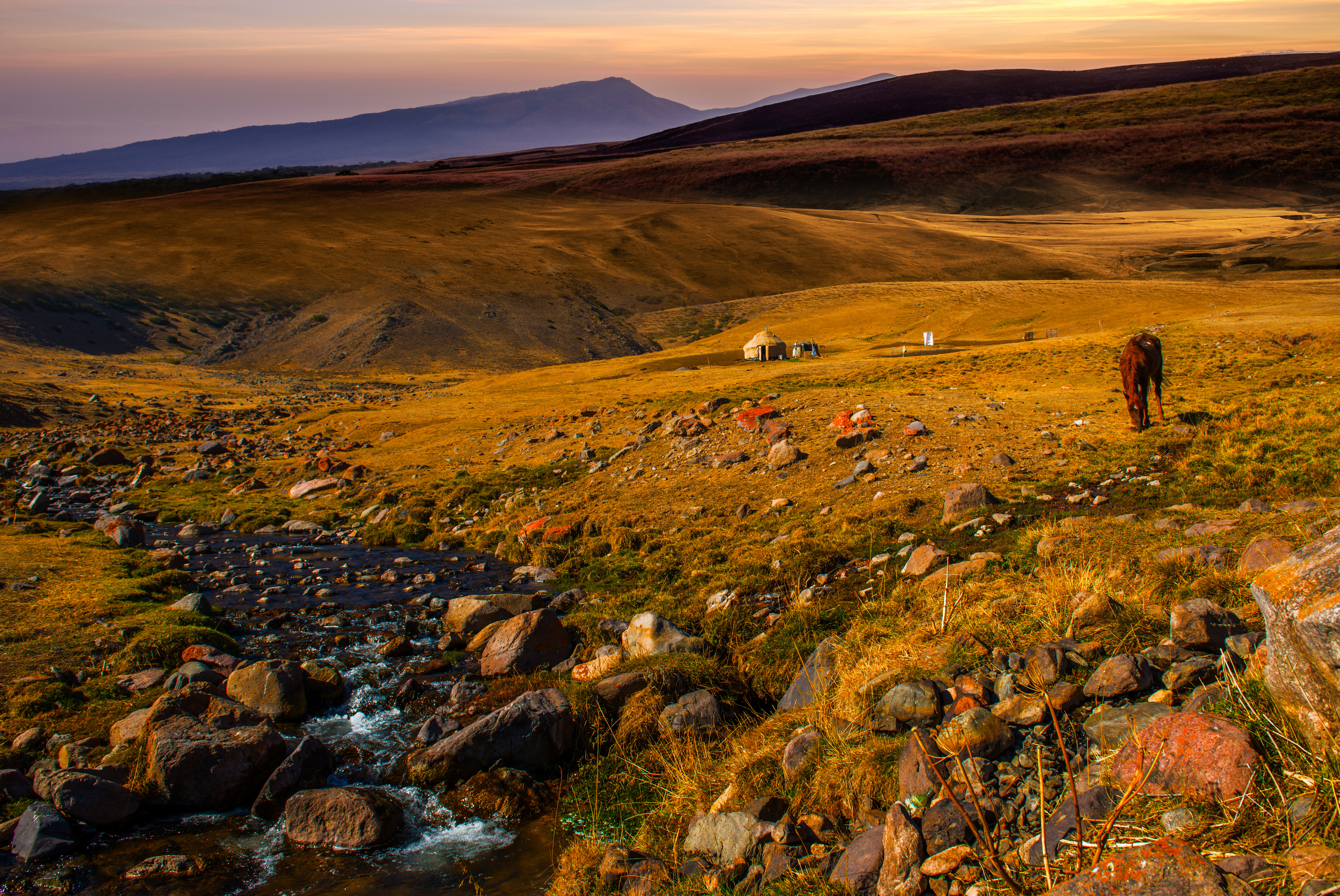 Yurt on the Great Steppe of Kazakhstan © Aureliy / Shutterstock