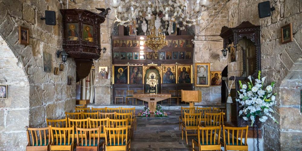 La petite église qui se trouve au milieu du site a été construite autour de 1500 ap. J.-C. Elle est toujours utilisée et est la principale église anglicane de Paphos. – © Michael Turtle