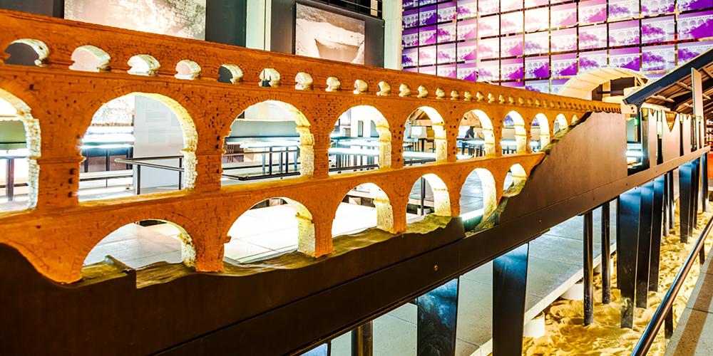 Le musée est l'endroit parfait pour voir le site de plus près dans son entièreté. Ici : une reproduction de parties de l'aqueduc romain. – © Aurelio Rodriguez
