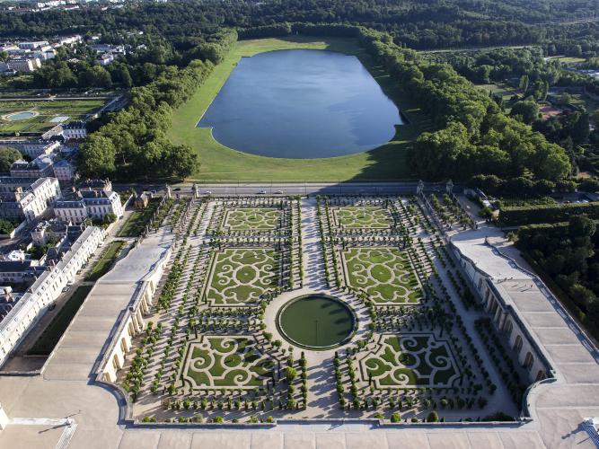 Aerial view of the Orangery gallery and parterre – © Toucan Wings