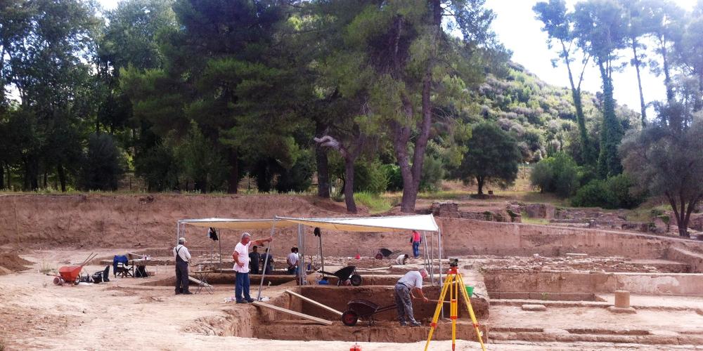 L'excavation du Gymnasium en 2014 a révélé un grand bâtiment quadrangulaire avec une cour centrale fermée par des stoas doriques, où les athlètes s’entraînaient pour la course à pied et le pentathlon. – © Hellenic Ministry of Culture and Sports / Ephorate of Antiquities of Ilia