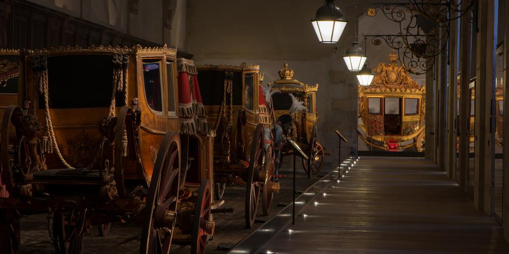 Visiting the Great Stables unveils a wonderful collection of majestic coaches and small carriages for Marie-Antoinette’s children, sedan chairs, and sleds. The exhibition of these creations is an amazing testimony to the pomp and splendor of court life during the Ancien Régime, the Empire, and the Restoration. – © Thomas Garnier Visiting the Great Stables unveils a wonderful collection of majestic coaches and small carriages for Marie-Antoinette’s children, sedan chairs, and sleds. The exhibition of these creations is an amazing testimony to the pomp and splendor of court life during the Ancien Régime, the Empire, and the Restoration. – © Thomas Garnier