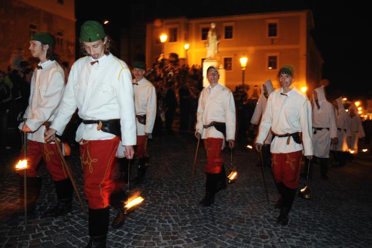 The Salamander Procession consists of various scenes and figures, including the Ausus Miners, also known as 'light bearers' in the past. – © Marian Garai