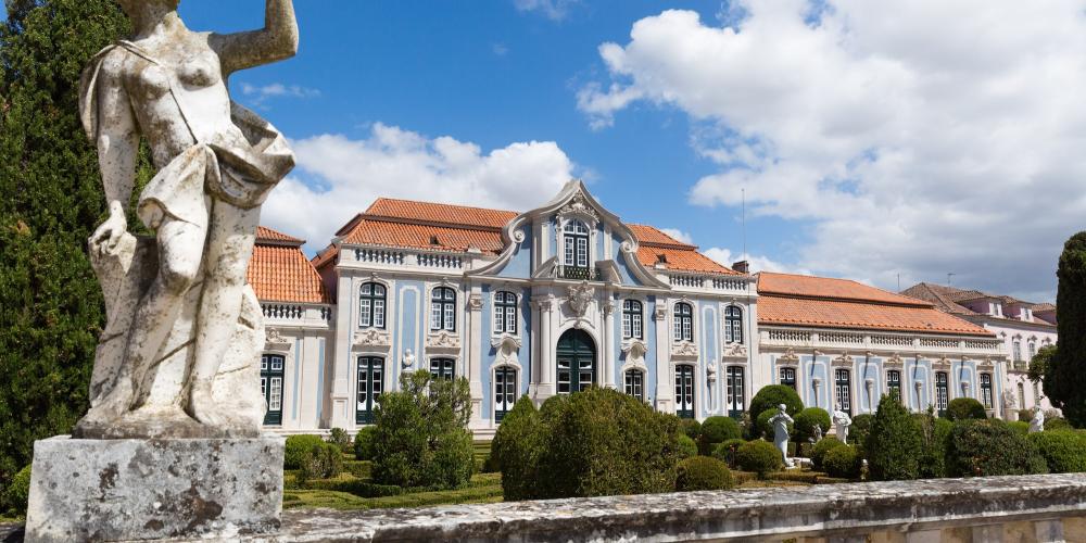 A fanciful interior facade and garden of the National Palace of Queluz. – © PSML / Wilson Pereira A fanciful interior facade and garden of the National Palace of Queluz. – © PSML / Wilson Pereira