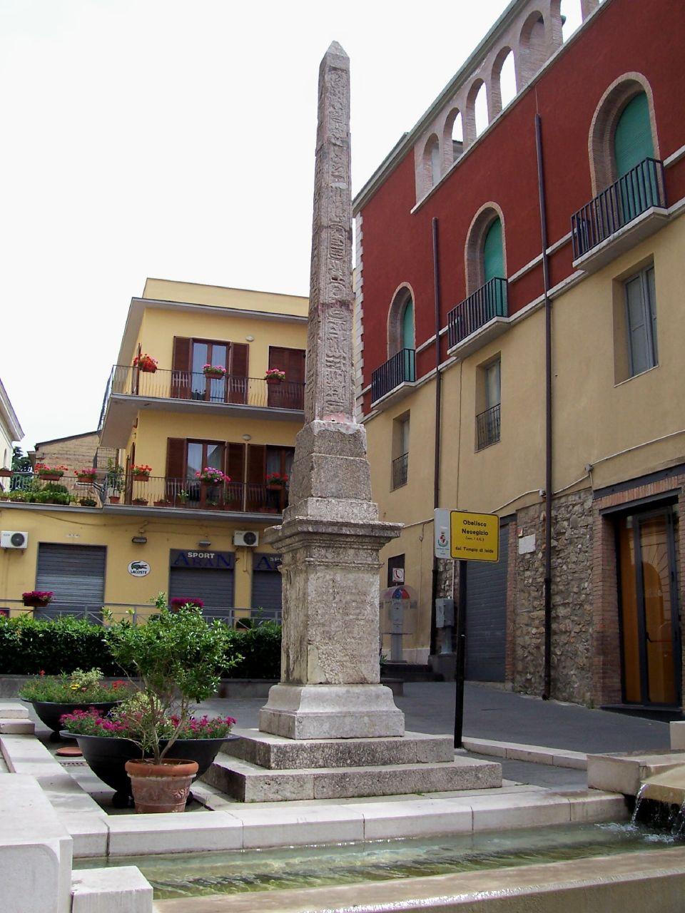 Egyptian obelisk in Benevento from a temple dedicated to Isis. – © Phil Tizzani - Flickr (CC BY-SA 2.0)