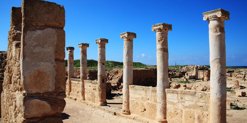 Ancient columns in the Kato Pafos Archaeological Site. The city of Pafos was moved from Palaipafos to Nea Pafos in the 4th century BC because it offered a better harbour for trade. – © Tony Baggett / Shutterstock Ancient columns in the Kato Pafos Archaeological Site. The city of Pafos was moved from Palaipafos to Nea Pafos in the 4th century BC because it offered a better harbour for trade. – © Tony Baggett / Shutterstock