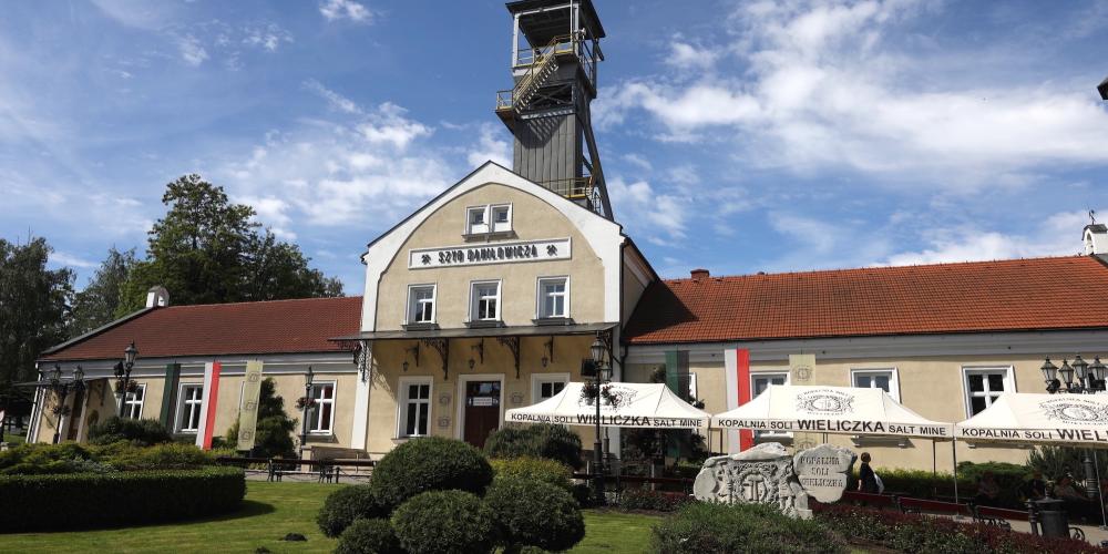 The underground journey at Wieliczka starts at the Daniłowicz Shaft, which was used to pull salt up to the surface starting in the 18th century—and where courageous tourists in the past descended on special saddles. – © Rafał Stachurski The underground journey at Wieliczka starts at the Daniłowicz Shaft, which was used to pull salt up to the surface starting in the 18th century—and where courageous tourists in the past descended on special saddles. – © Rafał Stachurski