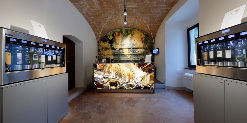 A view of the ground floor inside the La Rocca Wine Experience, where you can taste all the wines from San Gimignano. – © Consorzio della Denominazione San Gimignano A view of the ground floor inside the La Rocca Wine Experience, where you can taste all the wines from San Gimignano. – © Consorzio della Denominazione San Gimignano