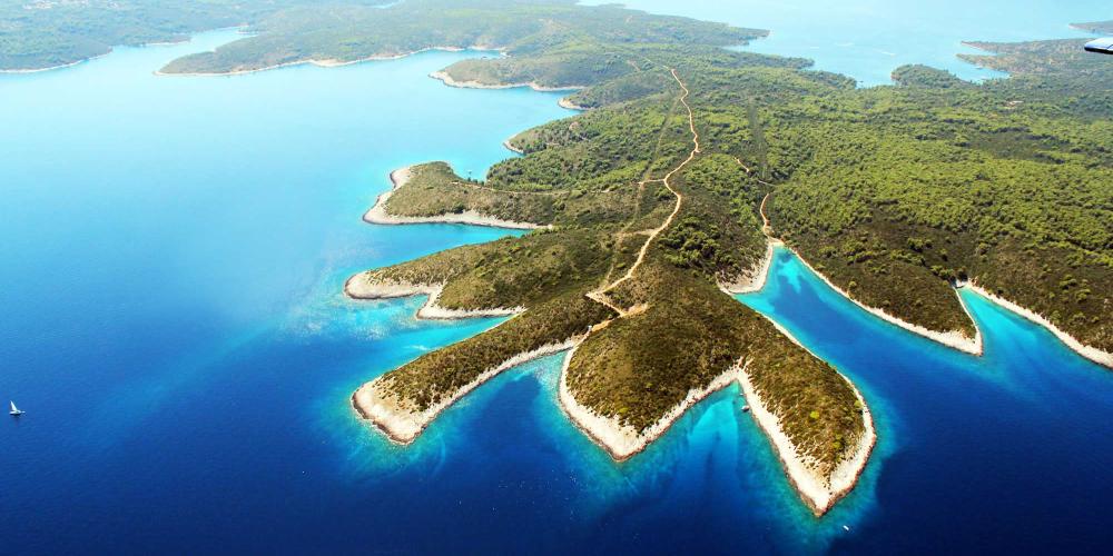 Bout nord-ouest de l'Île de Hvar dans la mer adriatique. – © Shufu Photoexperience / Shutterstock