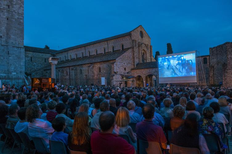 Large crowds gather for the enchanting atmosphere during the Aquileia Film Festival. – © Gianluca Baronchelli
