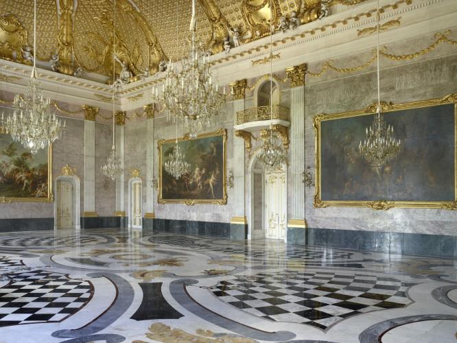 The impressive Marble Hall, extends over two floors and the entire width of the central section of the building. – © W.Pfauder/SPSG