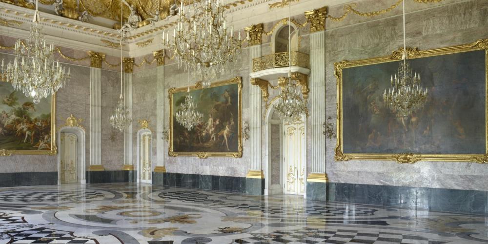 The impressive Marble Hall, extends over two floors and the entire width of the central section of the building. – © W.Pfauder/SPSG