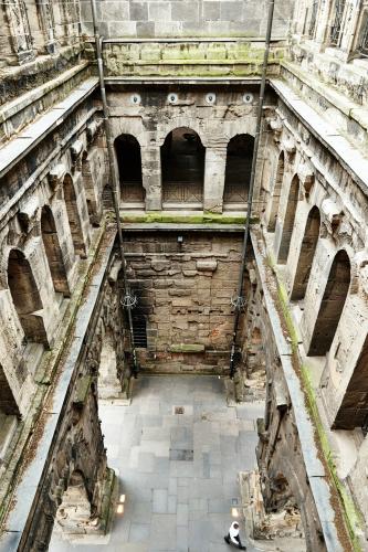 11世纪，僧侣西蒙曾隐居在尼格拉城门建筑中。他去世后，城门变为教堂，得以留存。 – © Hufnagel