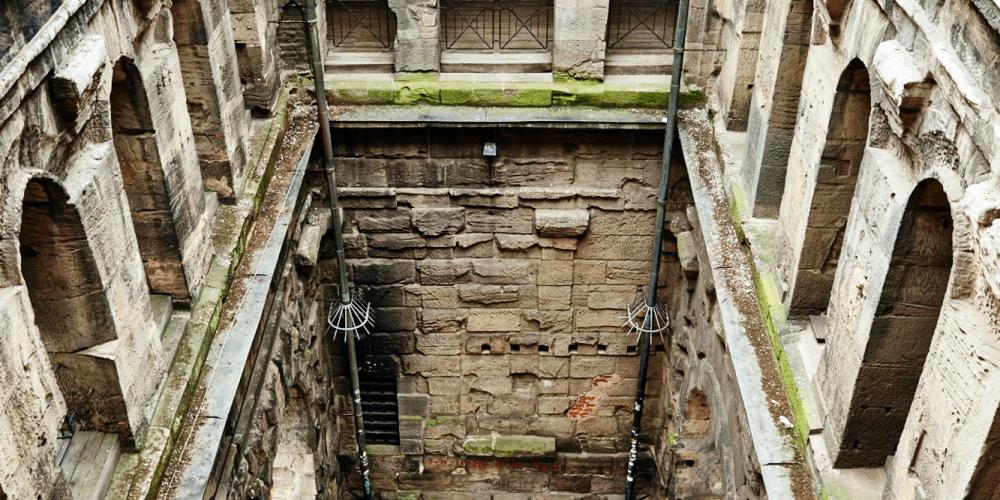 In the 11th century the Porta Nigra served as an abode for the monk Simeon, who lived as a hermit. On his death the city gate was converted into a church, which was another reason for its survival. – © Hufnagel In the 11th century the Porta Nigra served as an abode for the monk Simeon, who lived as a hermit. On his death the city gate was converted into a church, which was another reason for its survival. – © Hufnagel