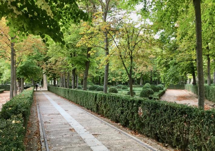 A path in Isla del Jardín adjacent to the Palace. – © Frank Biasi
