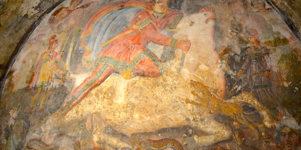 Painted tauroctonia in the mithraeum of Santa Maria Capua Vetere, 2nd century AD. – © Dom De Felice / Wikimedia Foundation