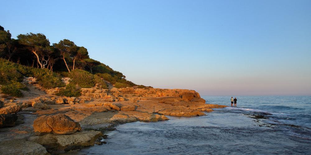 Just a short distance from the city, the coastline boasts valuable natural landscapes—like La Creueta point, the ancient Roman quarry, pictured—that will take you back to an earlier time. – © Rafael López-Monné Just a short distance from the city, the coastline boasts valuable natural landscapes—like La Creueta point, the ancient Roman quarry, pictured—that will take you back to an earlier time. – © Rafael López-Monné