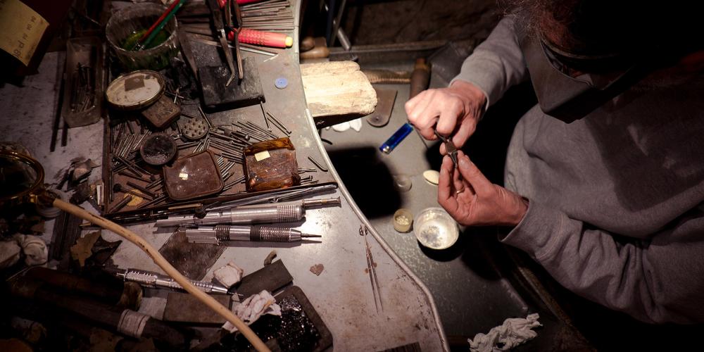 When you walk into a shop in San Gimignano's historical centre—like this one with an artisan jeweller—you might just learn how to cut diamonds or design a unique ring. – © A. Miserocchi / Italian Stories When you walk into a shop in San Gimignano's historical centre—like this one with an artisan jeweller—you might just learn how to cut diamonds or design a unique ring. – © A. Miserocchi / Italian Stories
