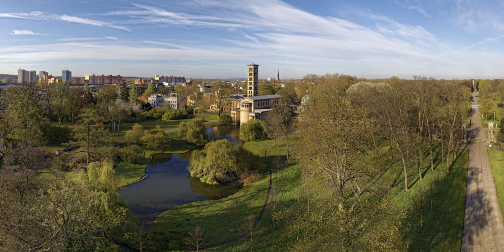 The Friedenskirche (Church of Peace) was built in 1845–54 from plans drawn up by Ludwig Persius and August Stüler on the basis of sketches by Frederick William IV. Along with the adjacent Preacher’s House and the small Marly Palace, the triple-nave basilica is part of an architectural ensembles that links the king’s religiosity rooted in German Romanticism with his admiration for Italy. – © Andre Stiebitz / SPSG The Friedenskirche (Church of Peace) was built in 1845–54 from plans drawn up by Ludwig Persius and August Stüler on the basis of sketches by Frederick William IV. Along with the adjacent Preacher’s House and the small Marly Palace, the triple-nave basilica is part of an architectural ensembles that links the king’s religiosity rooted in German Romanticism with his admiration for Italy. – © Andre Stiebitz / SPSG