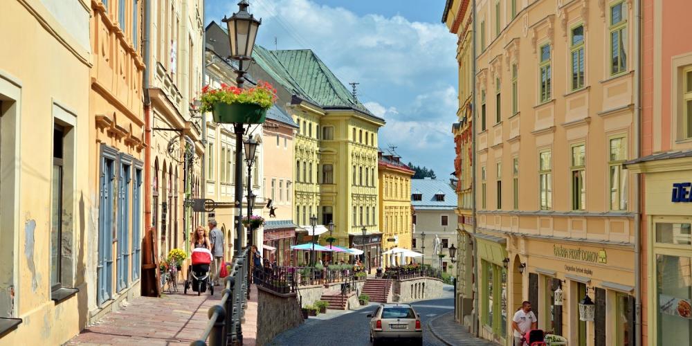 Andrej Kmeť Street in Banská Štiavnica. A raised walkway, called a "trotuar" by Štiavnica’s residents, is a place full of shops and cafés with an atmosphere reminiscent of a bustling Parisian boulevard. – © Jan Petrik
