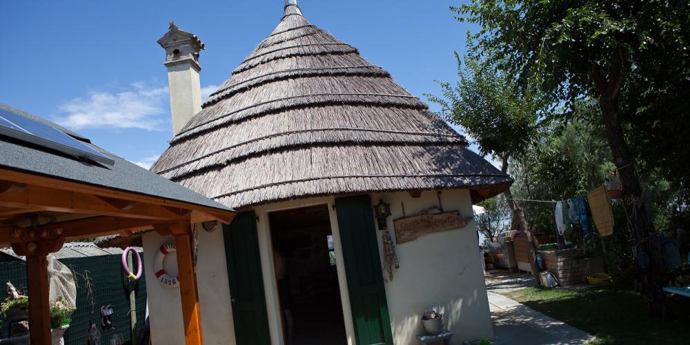 The casoni are the fishermen’s huts with their characteristic thatched roofs. – © Fabrice Gallina The casoni are the fishermen’s huts with their characteristic thatched roofs. – © Fabrice Gallina