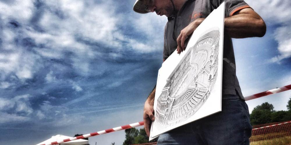 An archaeologist shows the map and describes the ancient Roman theatre of Aquileia. – © Gianluca Baronchelli