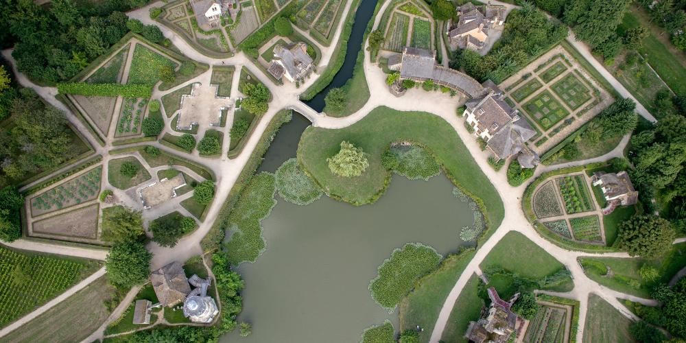 Le Hameau de la Reine à Versailles était un hâvre de paix pour Marie-Antoinette et ses enfants. – © Toucan Wings