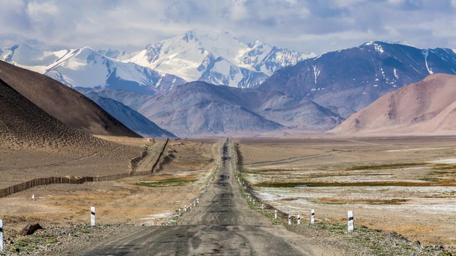 The breath-taking views of Tajik National Park from the Pamir Highway. – © NOWAK LUKASZ / Shutterstock