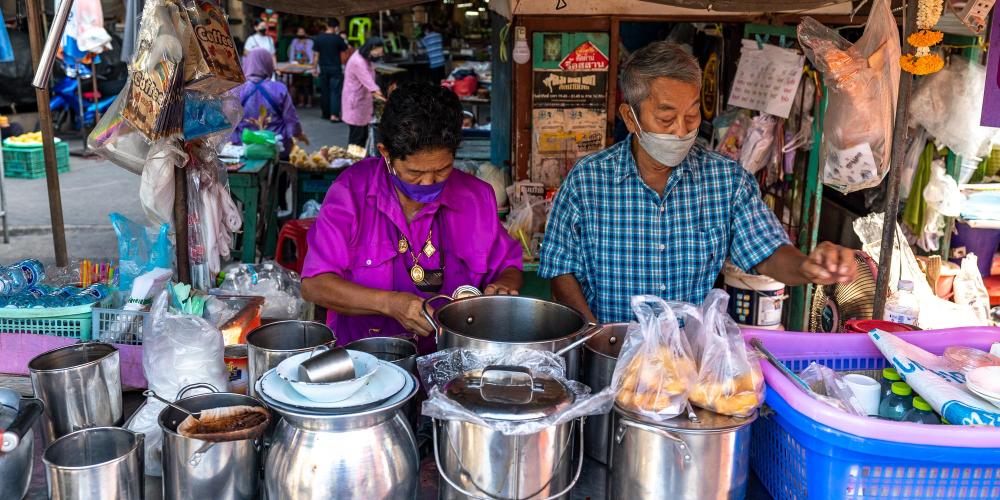 A popular food stall at the busy Hua Ro Market near the junction of two of the city's rivers. – © Michael Turtle