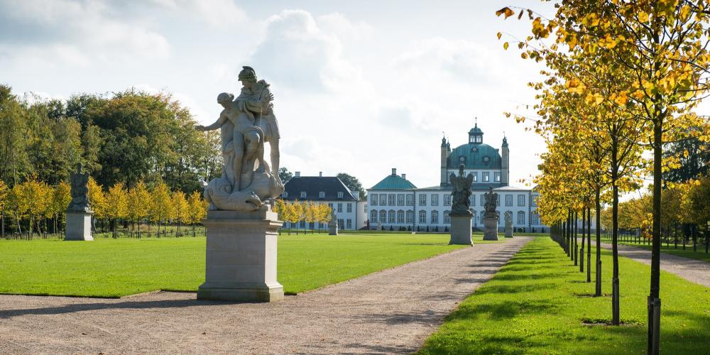 Along Brede Allé—and other places in the palace gardens—you will find 67 statues of Roman goddesses, lions, and obelisks. – © Thomas Rahbæk / SLKS Along Brede Allé—and other places in the palace gardens—you will find 67 statues of Roman goddesses, lions, and obelisks. – © Thomas Rahbæk / SLKS
