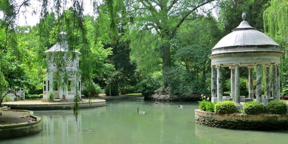 Visitors are drawn to the Chinese Pond in the Prince’s Garden, and its three small islets—the sites of a Greek temple, a Chinese temple, and an obelisk. – © Eric Titcombe