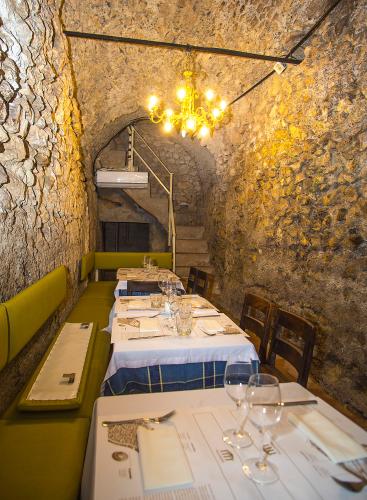 Pulvinar Restaurant where the transversal vault of the Circus’ structure remains intact and can be accessed using the underground stairs that are connected to the lower dining room. – © Manel Antoli RV Edipress / Tarragona Tourist Board