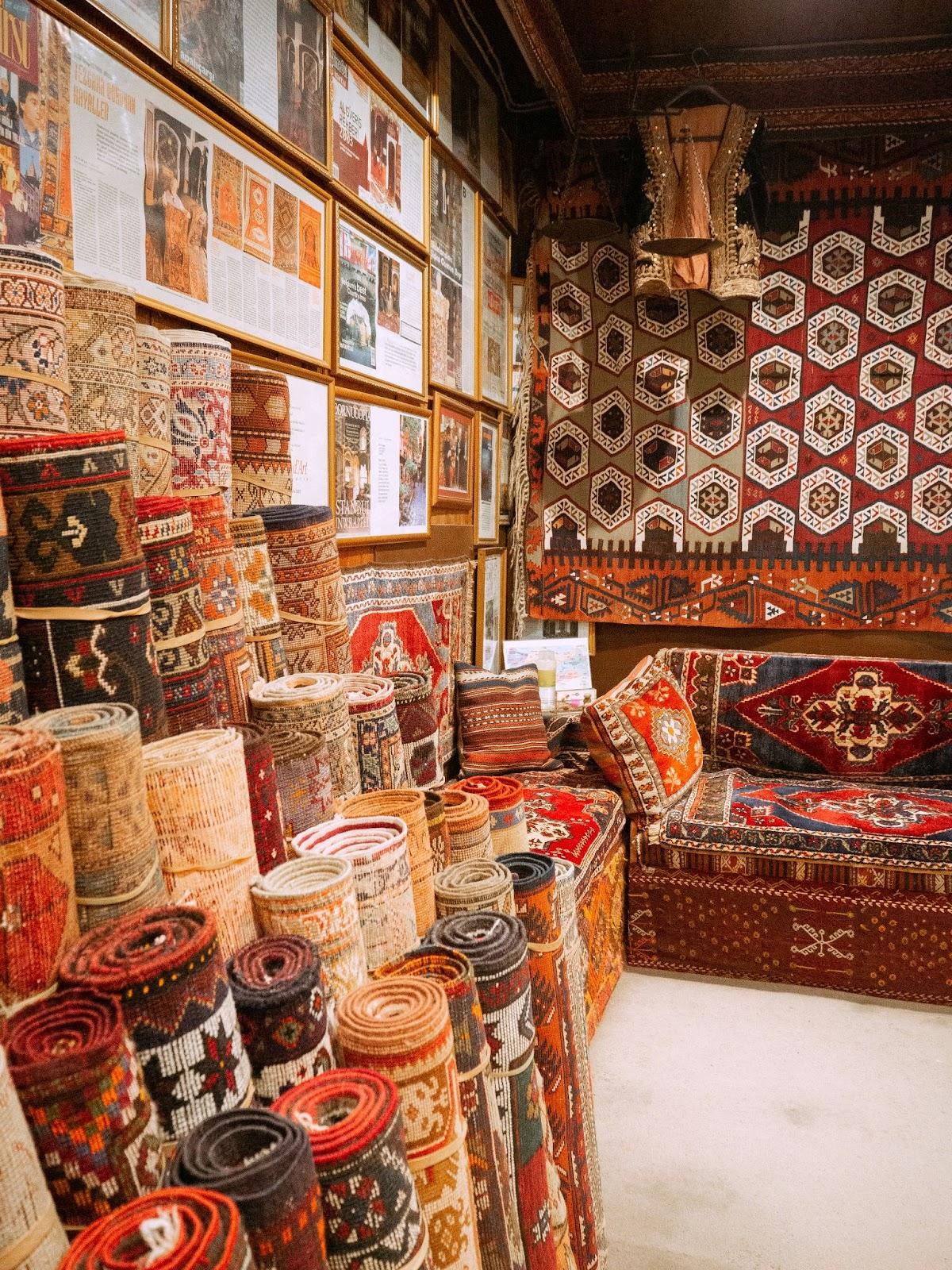 Carpets piled in the workshop © Meruyert Gonullu / Pexels