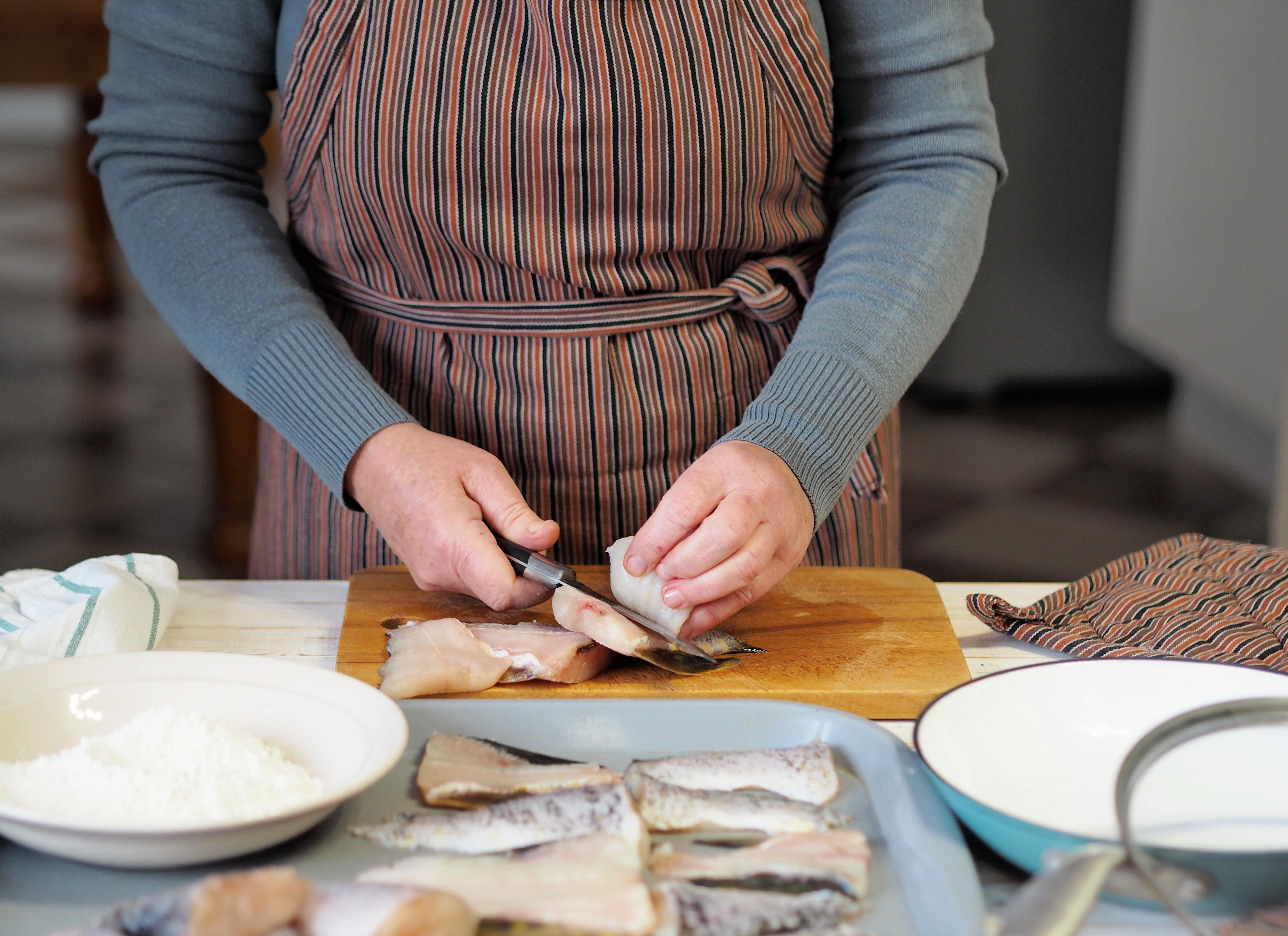 Woman preparing fresh fish © Tatiana_Pink / Shutterstock