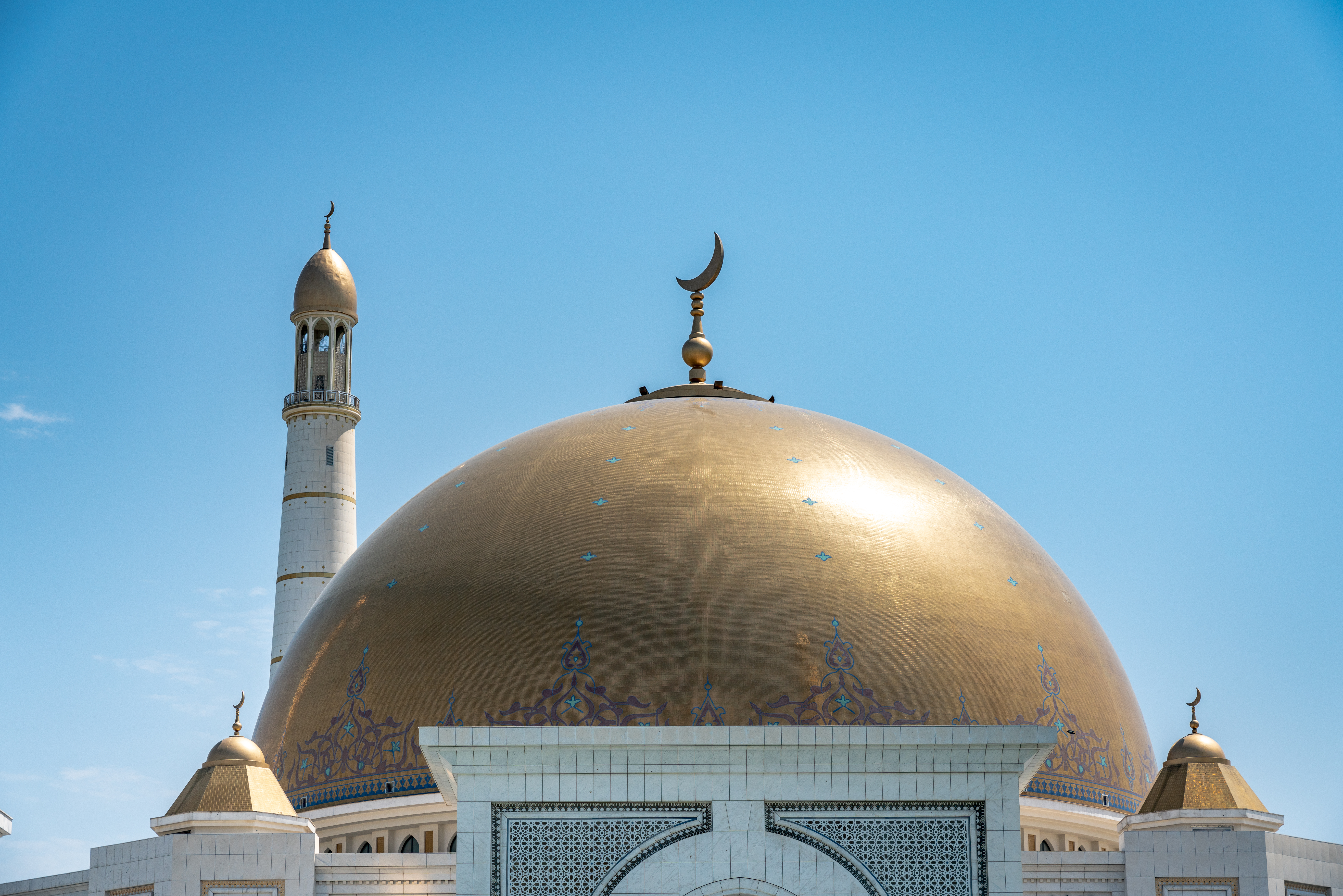 The mosque's gorgeous golden dome continues to impress visitors. © LMspencer / Shutterstock