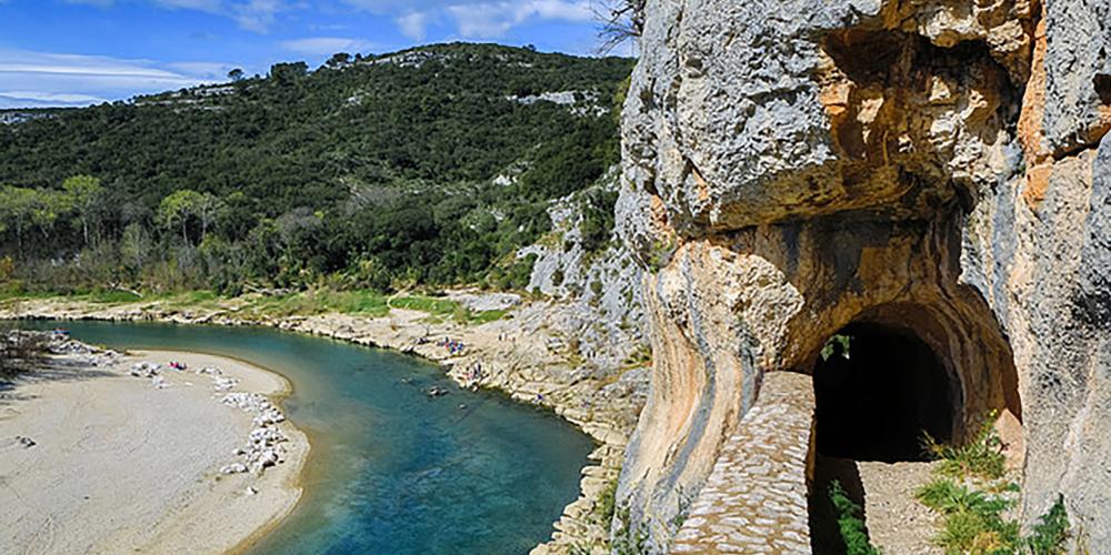 "La Baume Saint-Vérédème" a site that deserves ... 1 hour walk from Collias: chapel, cliffside, and cave-tunnel. – © Pontdugard tourisme