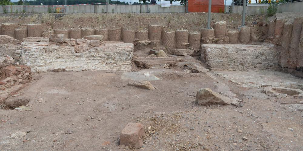 The foundation blocks of Roman concrete which were not implemented during the portal construction in the Kaiserthermen came to light during the excavations. – © GDKE-Rheinisches Landesmuseum Trier, Thomas Zühmer The foundation blocks of Roman concrete which were not implemented during the portal construction in the Kaiserthermen came to light during the excavations. – © GDKE-Rheinisches Landesmuseum Trier, Thomas Zühmer