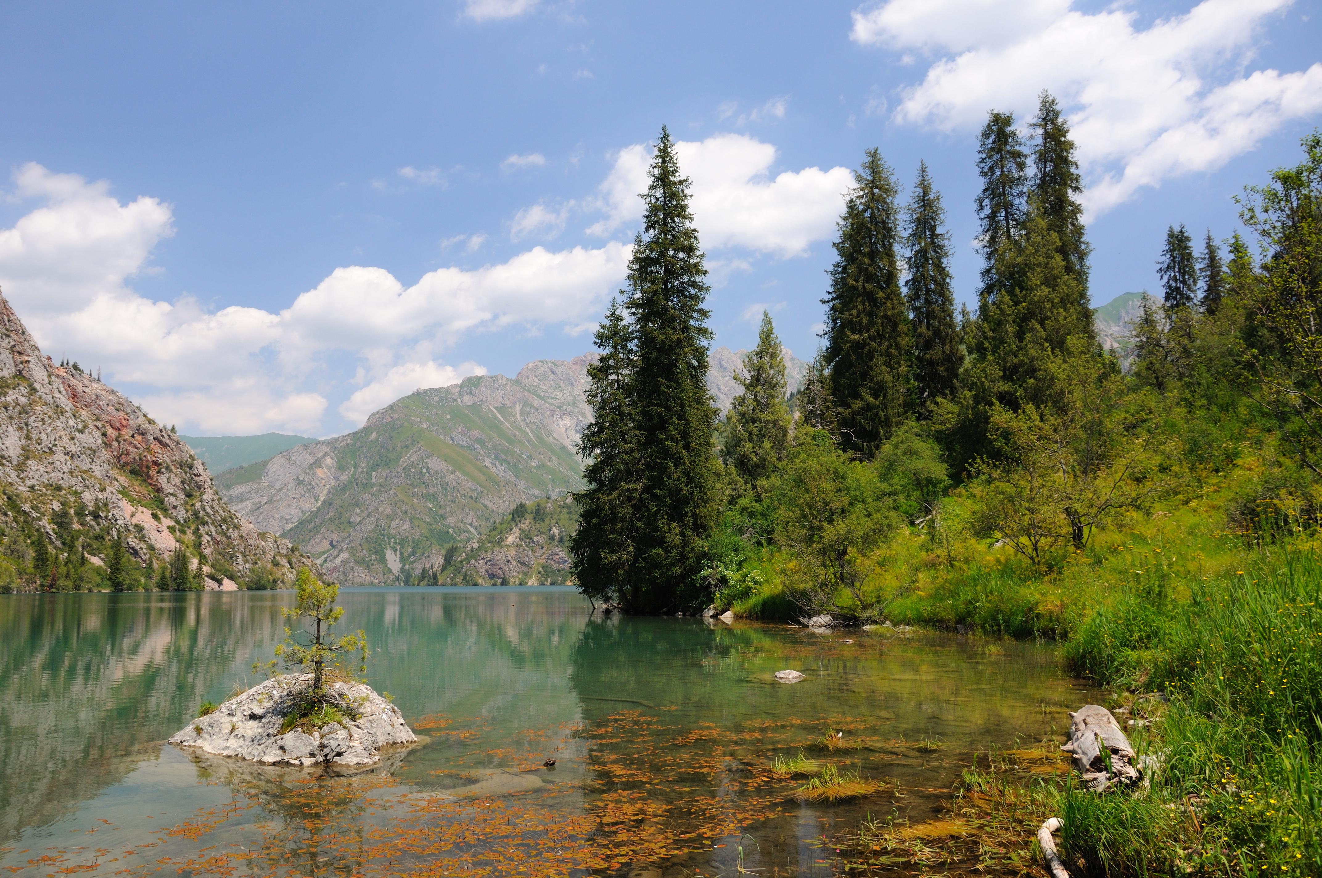 A peaceful day at the lake © Djusha / Shutterstock