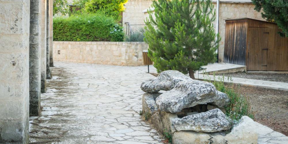 De la même façon, si une personne se dispute avec une autre (ou peut-être pour changer d'amant), elle doit agir de même avec de la poudre provenant du sarcophage de Saint Misiticos de l'autre côté de l'église, qui est plus entamé. – © Michael Turtle