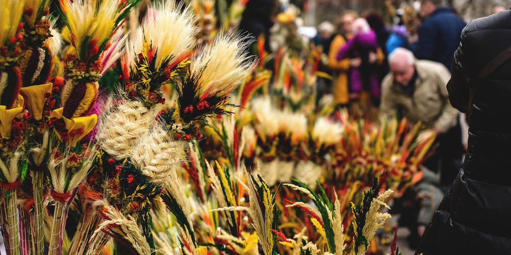 An Easter palm is a traditional Lithuanian symbolic decoration associated with Palm Sunday. – © www.govilnius.lt An Easter palm is a traditional Lithuanian symbolic decoration associated with Palm Sunday. – © www.govilnius.lt