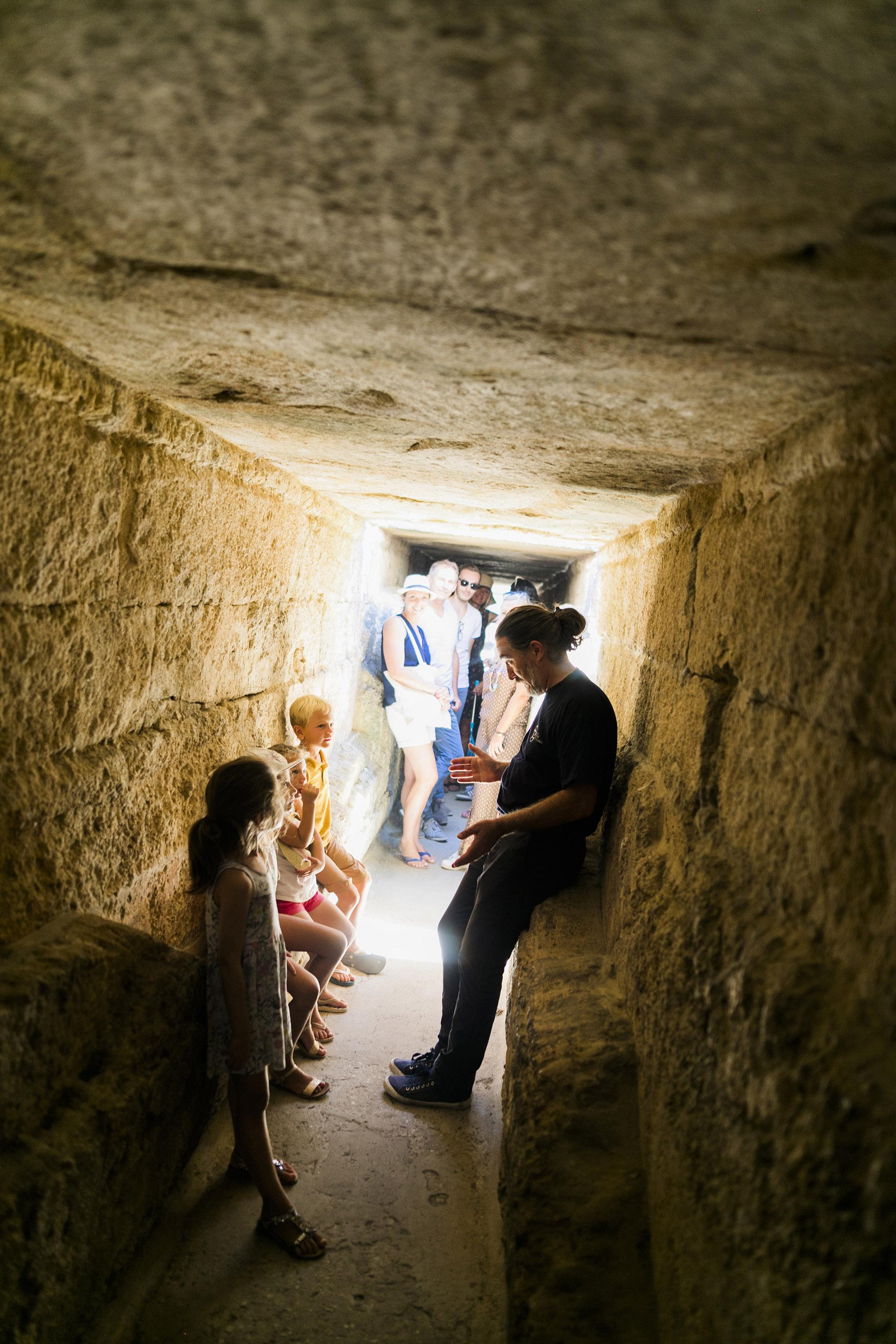 Discover the secrets of construction of the aqueduct with our guide. – © Aurelio Rodriguez