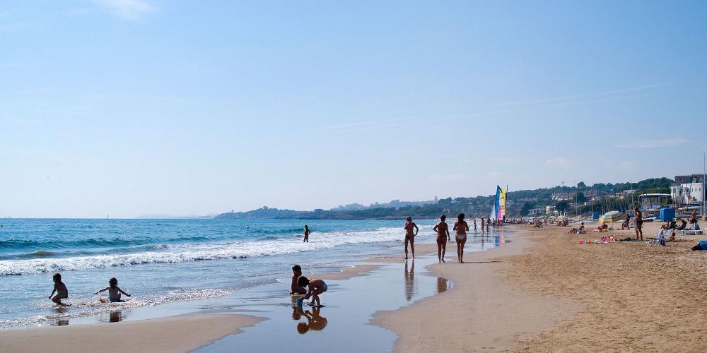 Another major draw for visitors to Tarragona is the city's 15-kilometre coastline, which is dotted with multiple beaches and easily-accessible, alluring coves with crystalline waters. – © Alberich Fotografs / Tarragona Tourist Board Another major draw for visitors to Tarragona is the city's 15-kilometre coastline, which is dotted with multiple beaches and easily-accessible, alluring coves with crystalline waters. – © Alberich Fotografs / Tarragona Tourist Board