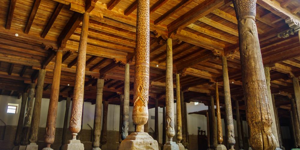 Hall with wooden columns in Juma Mosque, Khiva, Uzbekistan. Columns are unique in that they all different and don't have same design. Many columns brought from older and no longer existing mosques – © Poliorketes / Shutterstock Hall with wooden columns in Juma Mosque, Khiva, Uzbekistan. Columns are unique in that they all different and don't have same design. Many columns brought from older and no longer existing mosques – © Poliorketes / Shutterstock