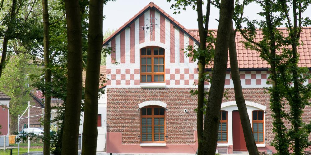 La première cité-jardin d'Europe continentale a été construite en 1904 par la Société des Mines de Dourges. La Cité-Jardin Bruno de Dourges est une petite pépite du bassin minier, et vient d'être réhabilitée. – © Jean-Michel André La première cité-jardin d'Europe continentale a été construite en 1904 par la Société des Mines de Dourges. La Cité-Jardin Bruno de Dourges est une petite pépite du bassin minier, et vient d'être réhabilitée. – © Jean-Michel André
