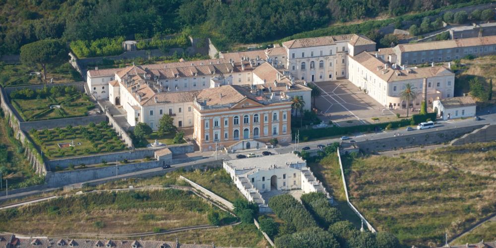 Aerial view of the complex with the royal mansion and silk factory, and workers homes in the foreground. – © Emma Taricco